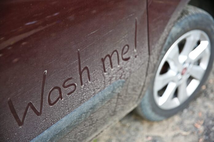 Controleer uw auto op vuil, vogelpoep en stof bepaalt de toon van de wasfrequentie