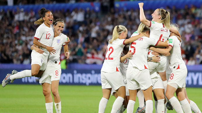 Общество и феминистские движения помогают женскому футболу развиваться